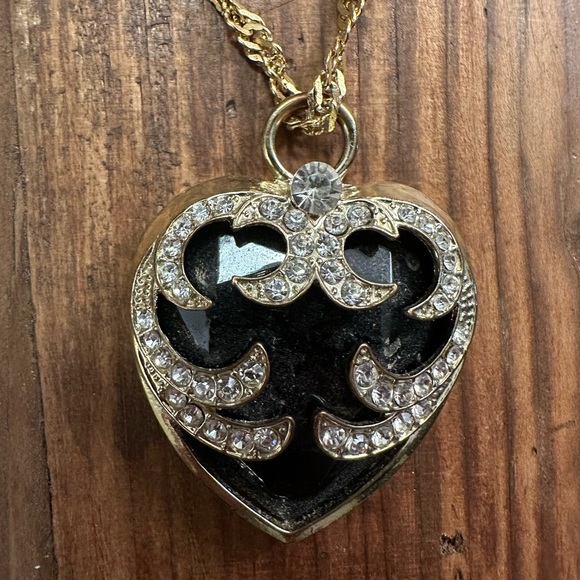 Elegant Gold and Black Heart Pendant Necklace - Picture 6 of 6